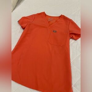 Figs Catarina one pocket top. Size XXS. Color: hot coral.